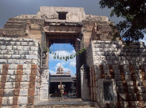 Alurkona This place is at a distance of 5 kms. from Tadpatri and is known for the Sri .... Ranganatha swamy temple is a ancient temple in Aluru.